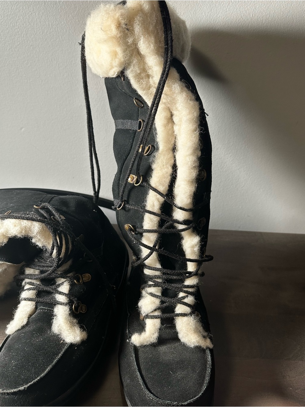 EMU AUSTRALIA Women's Black suede Shearling Lace-Up Winter Boots with crystals